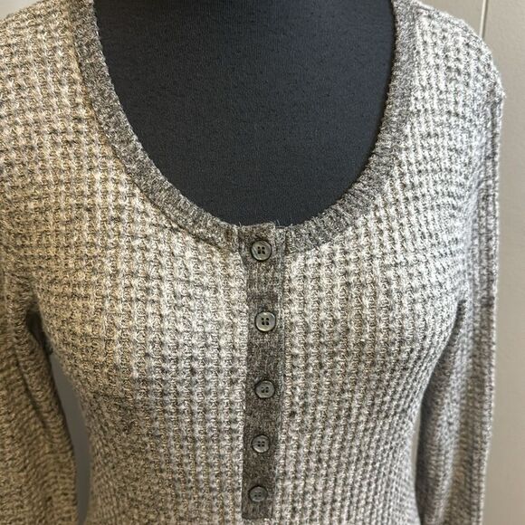 Mystree heather gray super soft & stretchy thermal scoop neck henley. Small. - Picture 2 of 6